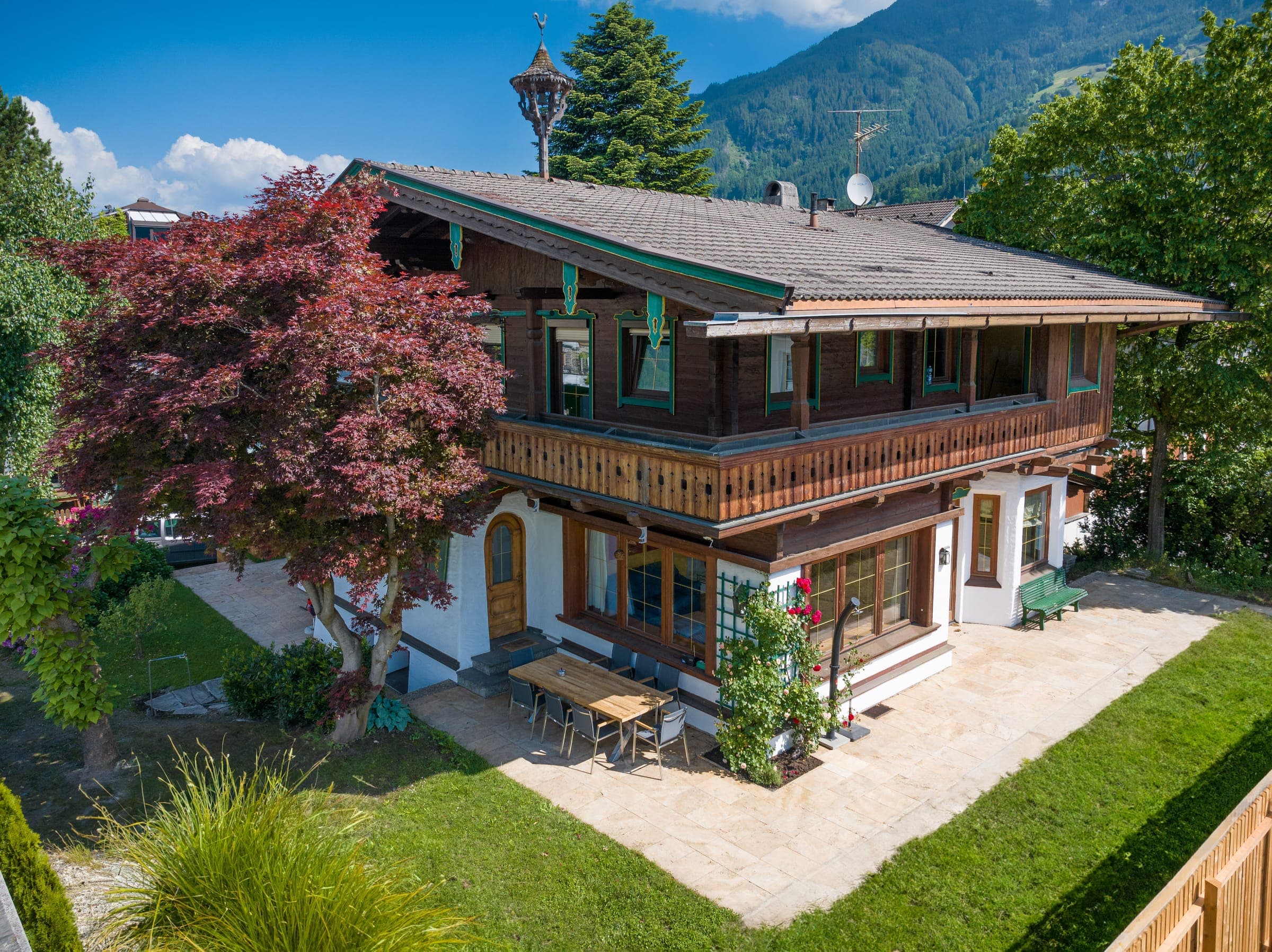 Die Villa Emma im Sommer mit Balkon, Terrasse und Garten