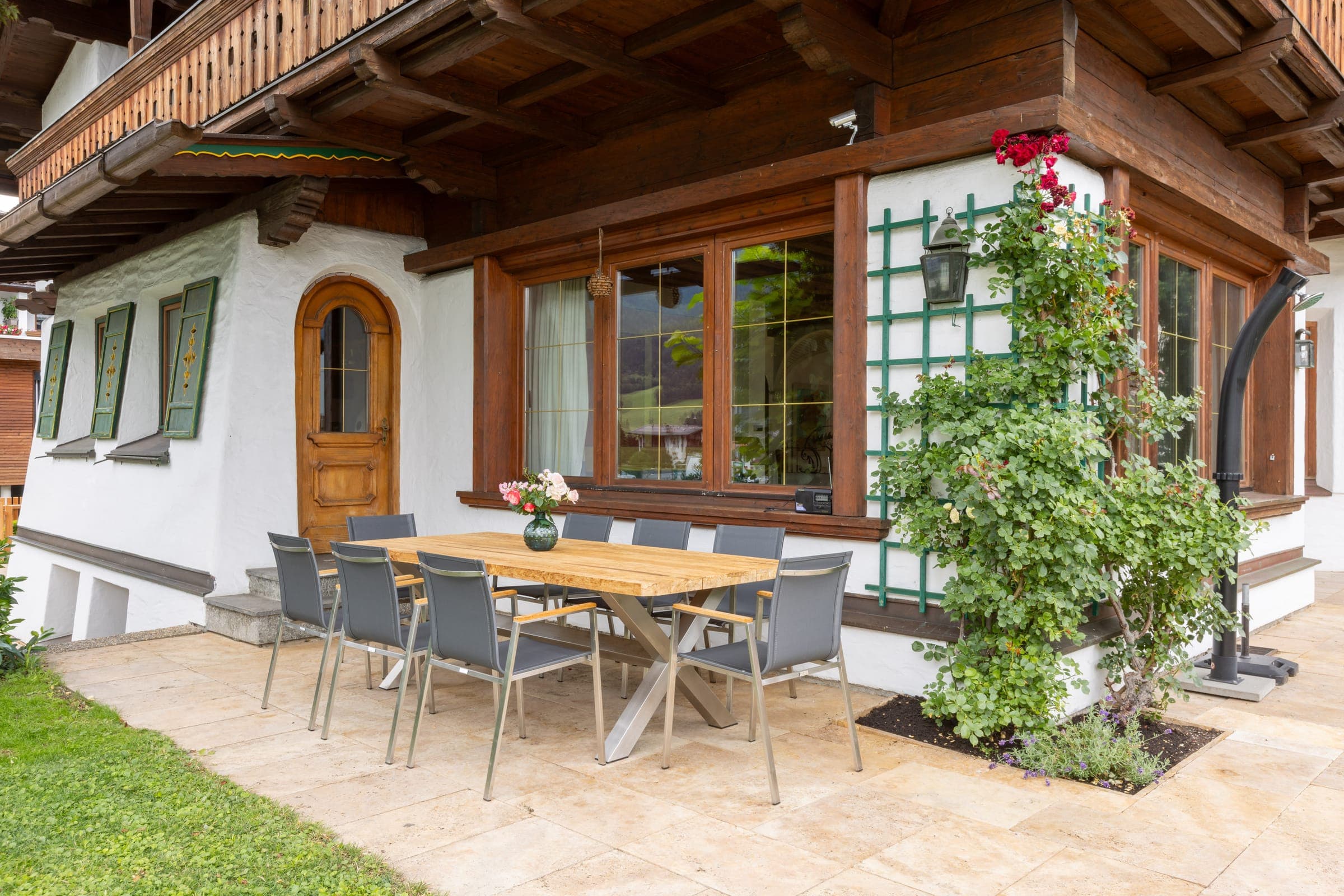 Terrasse mit großem Esstisch im Garten