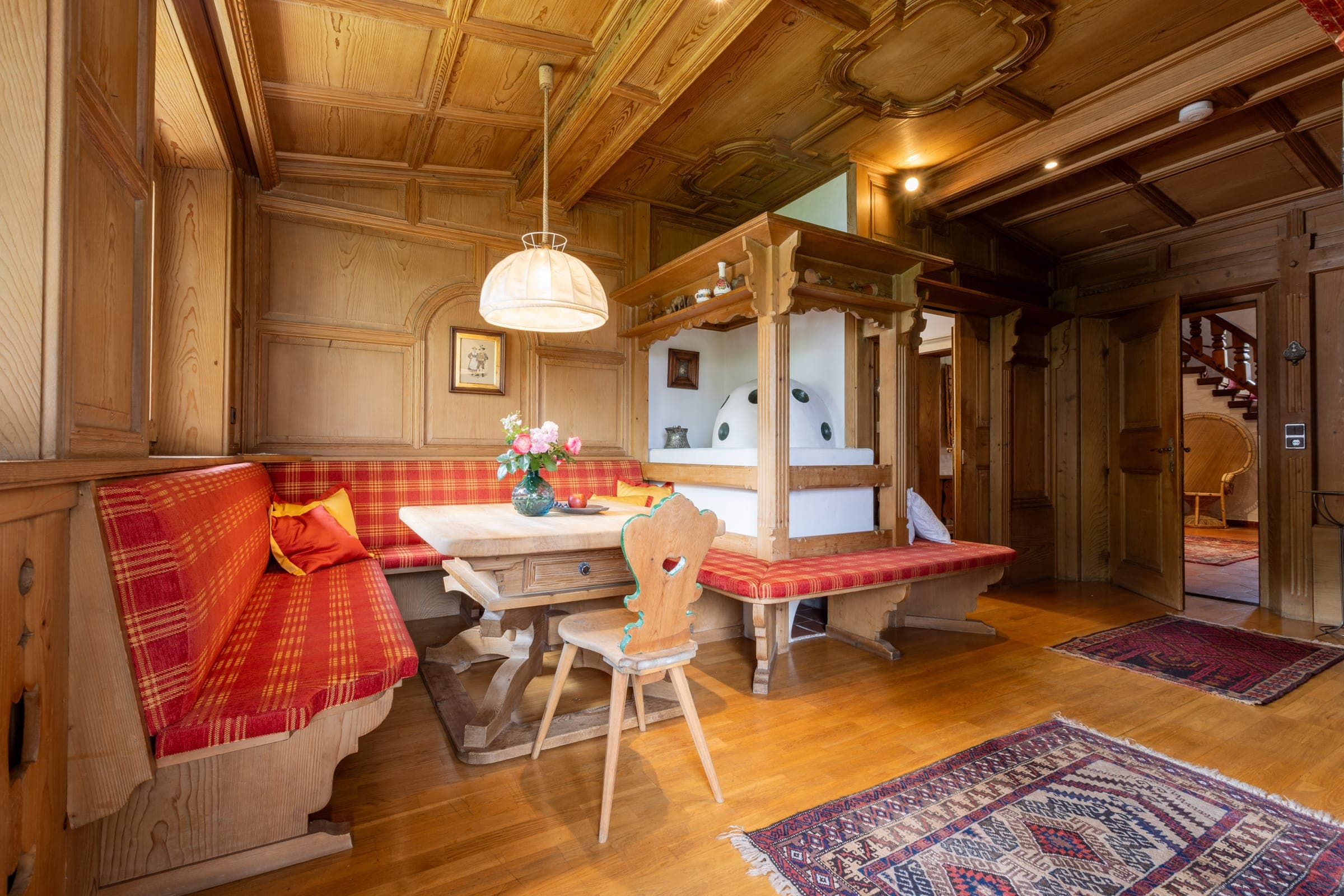 Tiroler Stube mit Kachelofen und Eckbank